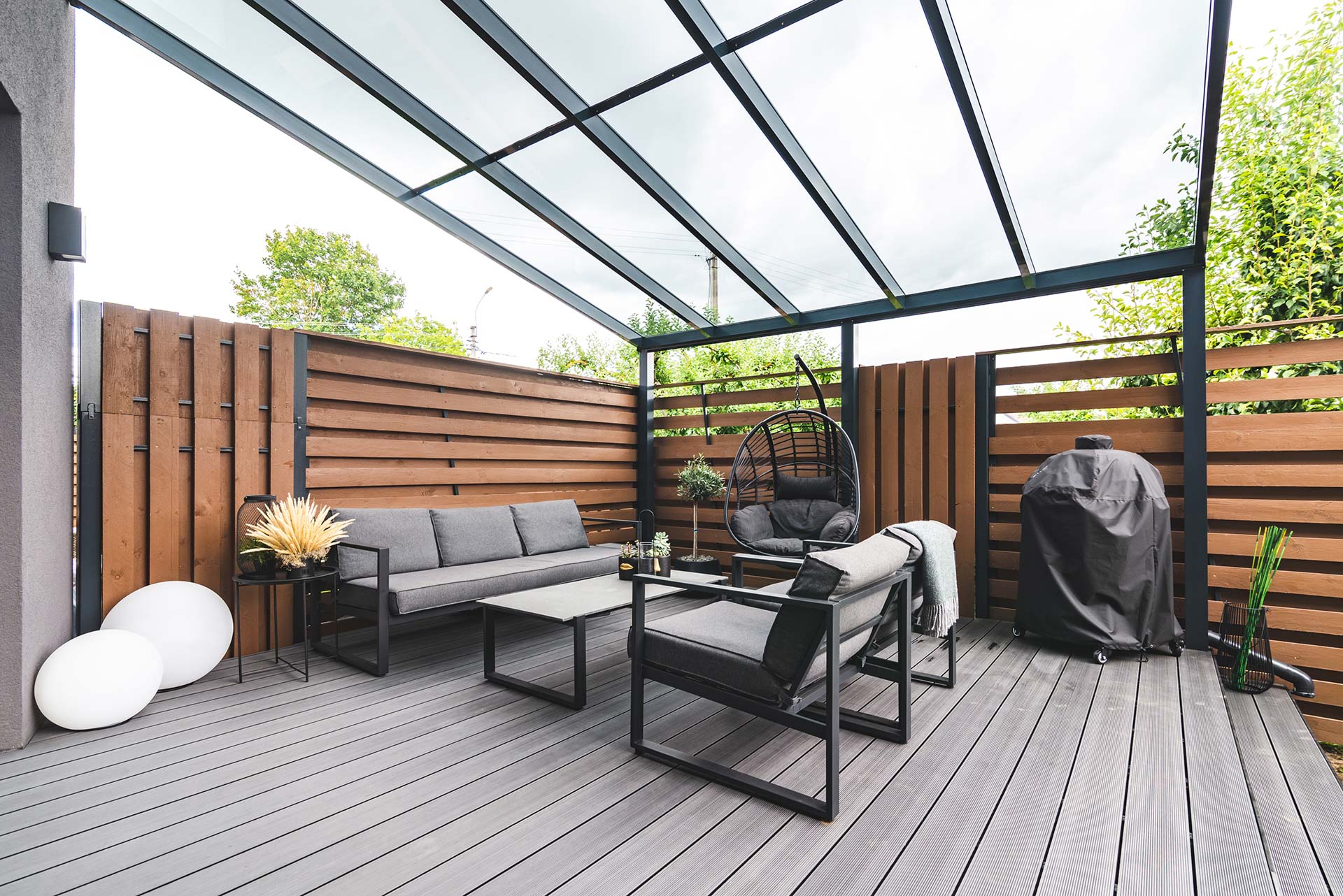 Moderne Terrasse mit Lounge-Möbeln und Aluminium-Terrassenüberdachung