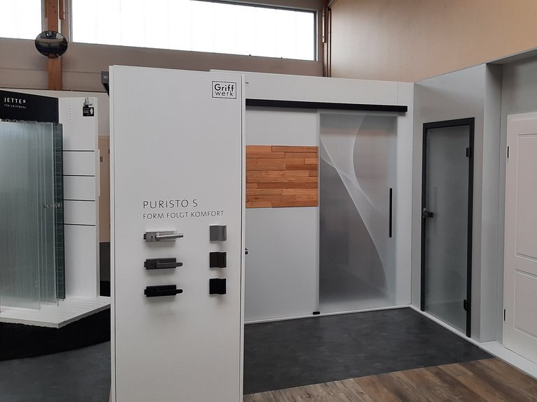 Türgriffe und Schiebetürbeschläge in der Ausstellung vom Nagel Holzfachhandel