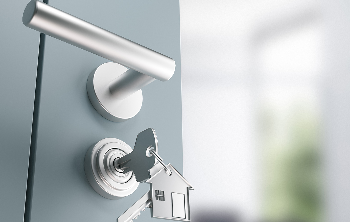 Türdrücker in Nahaufnahme mit einem Schlüssel + Schlüsselanhänger als Haus