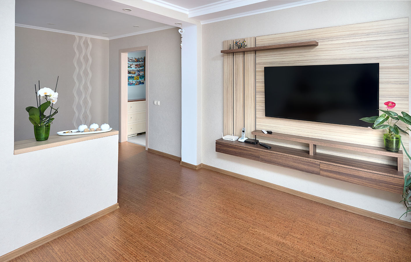Korkboden in einem offenen Wohnzimmer mit einem Fernseher in der Wand
